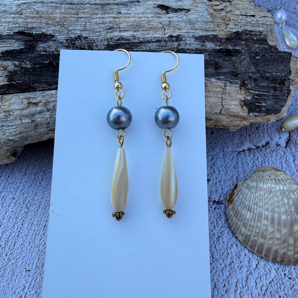 Mother of Pearl Shell Earrings In Gold Ascent
